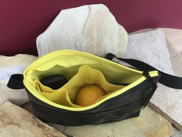 Upcycling-Hüfttasche mit gelbem Innenfutter